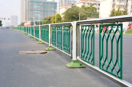 <b>道路隔離欄生產(chǎn)廠(chǎng)家</b>