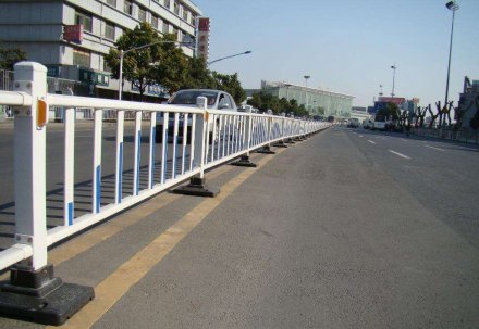 道路護(hù)欄定做廠(chǎng)家電話(huà)是多少